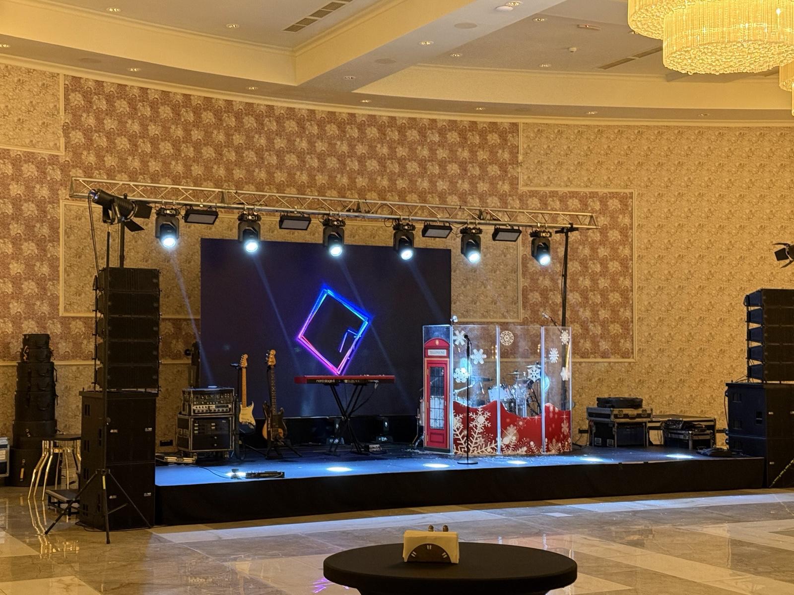 Scenă pregătită pentru formație, cu instrumente, lumini și sistem audio