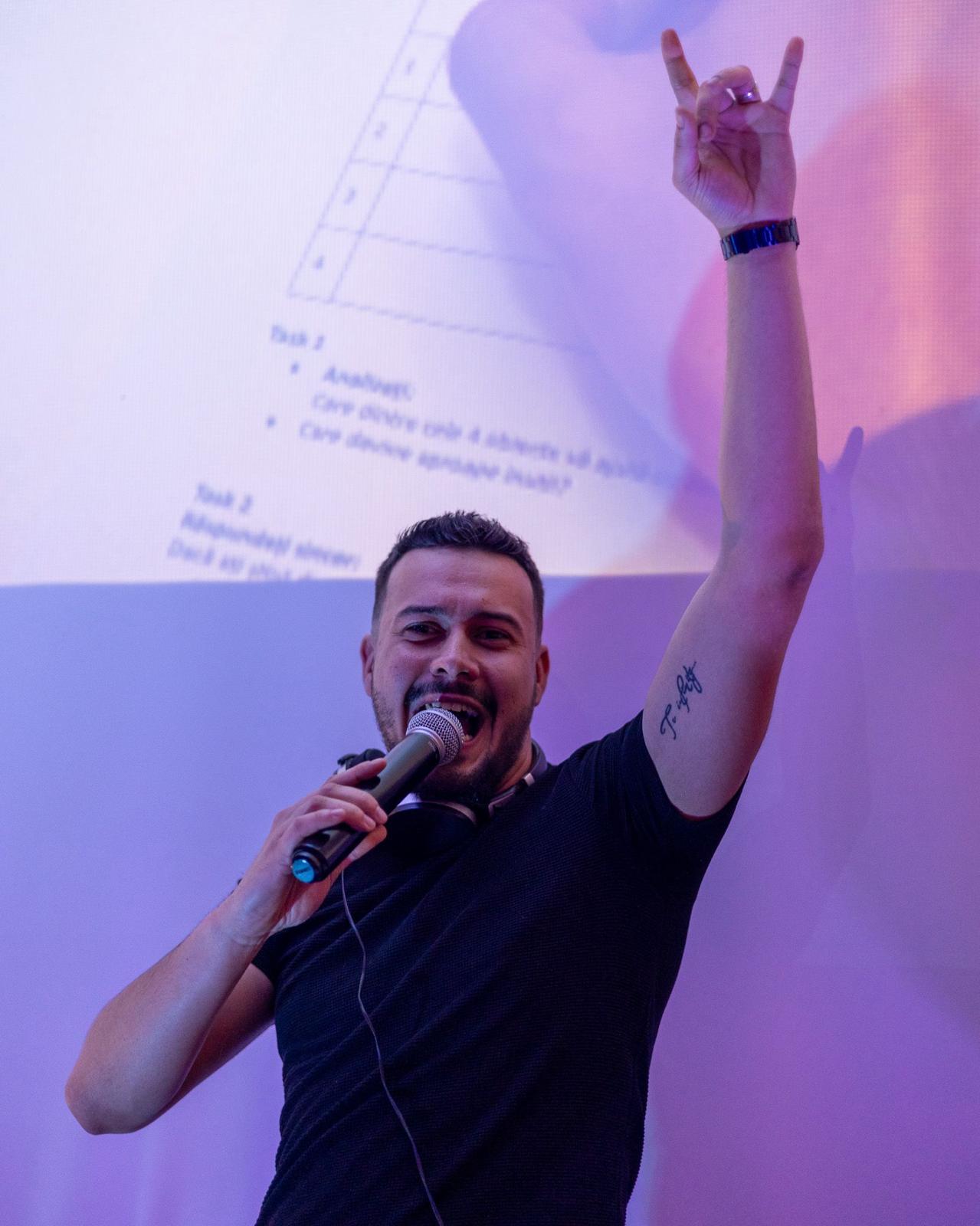 MC cu microfon animând publicul la un eveniment