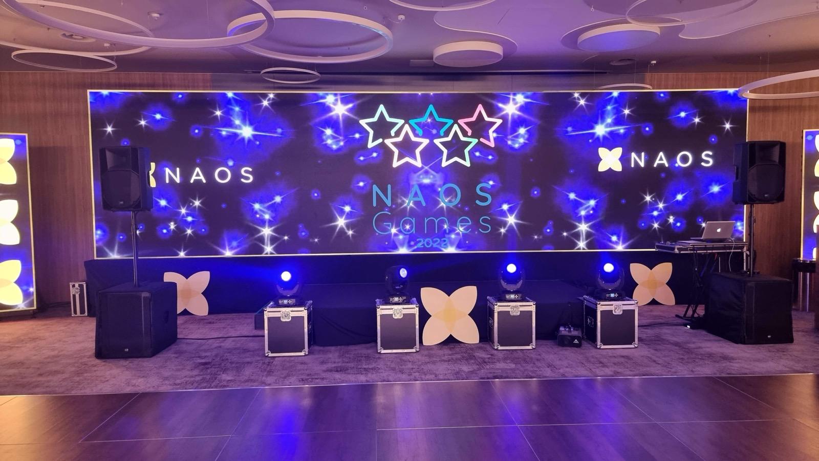 Producție personalizată cu ecrane, lumini și sistem audio