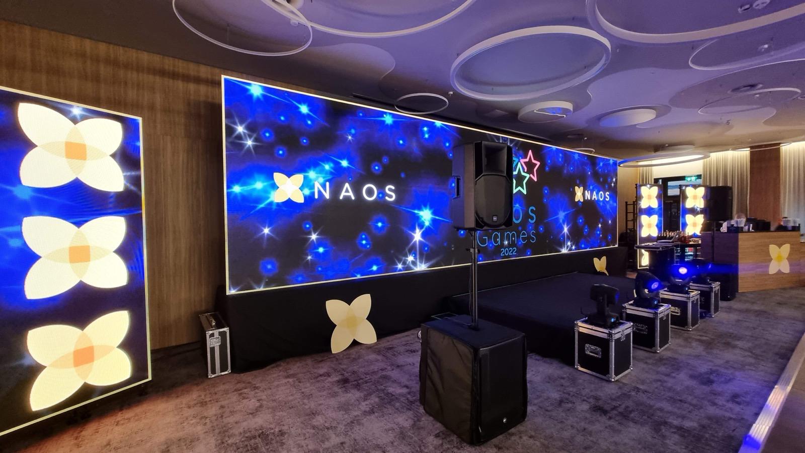 Ecrane LED, boxe și lumini pregătite pentru un eveniment
