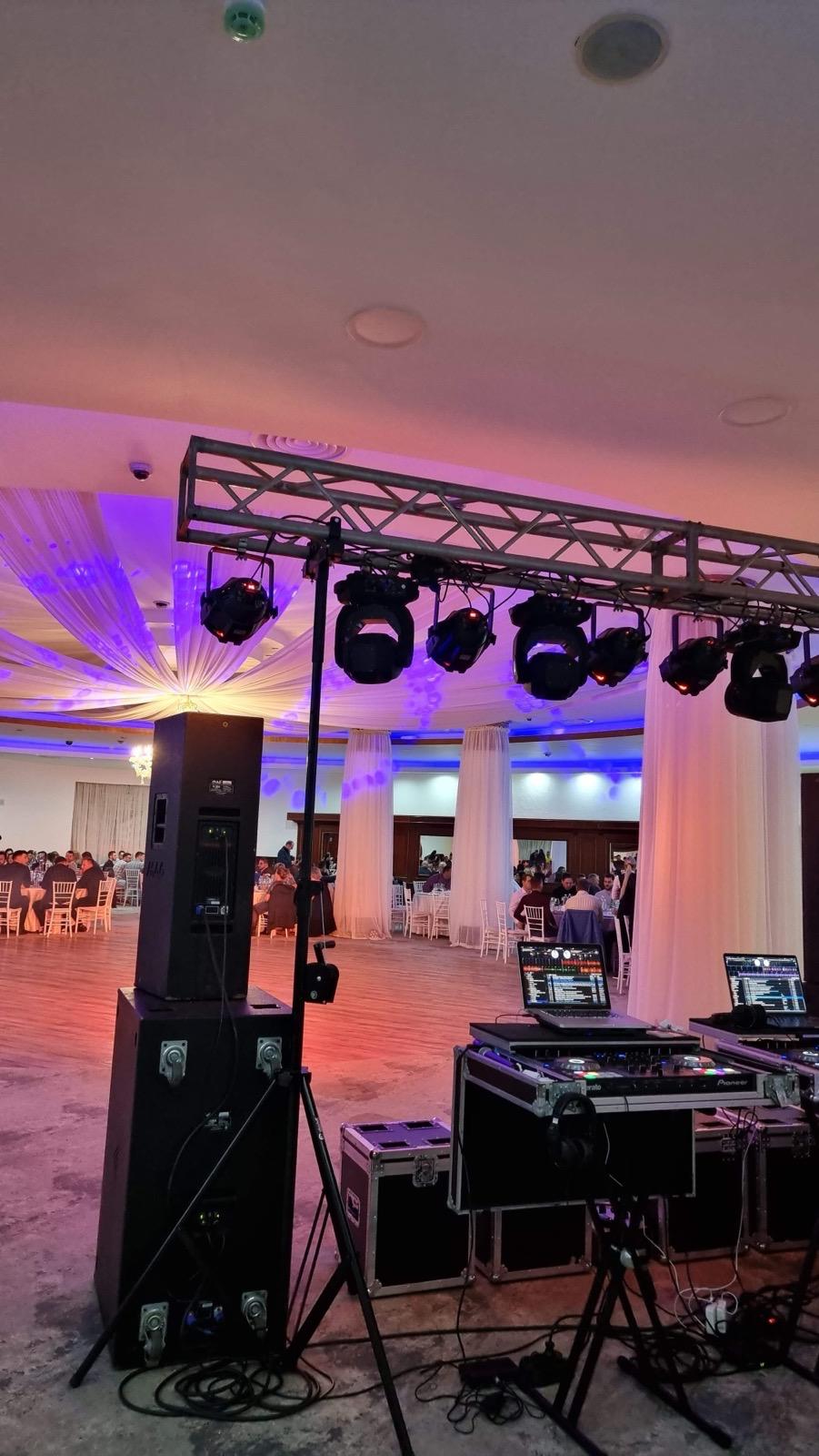 Truss cu lumini și consolă DJ într-o sală de evenimente