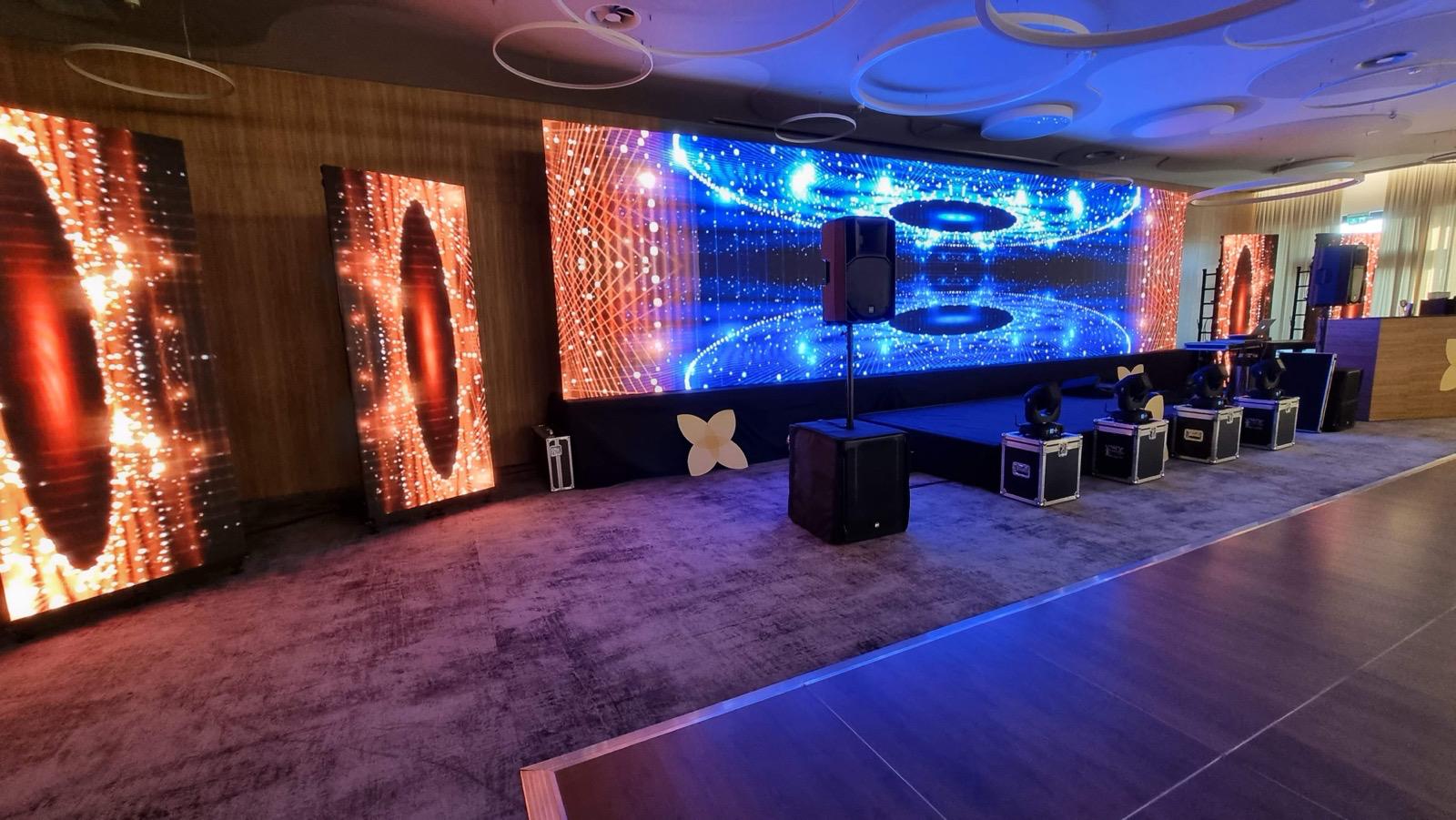 Ecrane LED colorate și lumini instalate într-o sală de evenimente