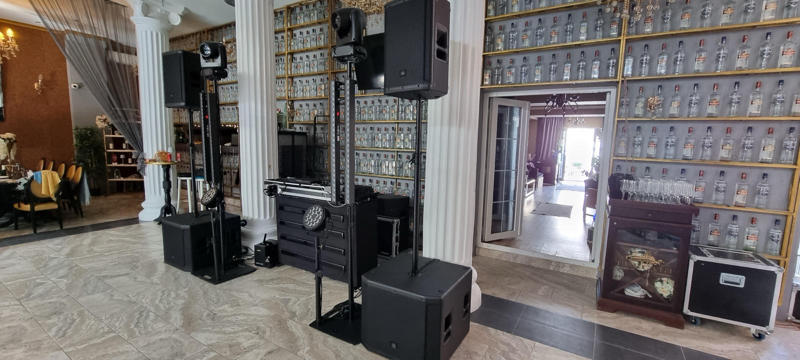 Sistem profesional de sunet și lumini instalat într-o sală