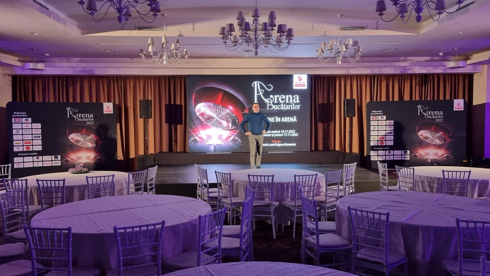 Scenă și sonorizare pregătite pentru un eveniment corporate